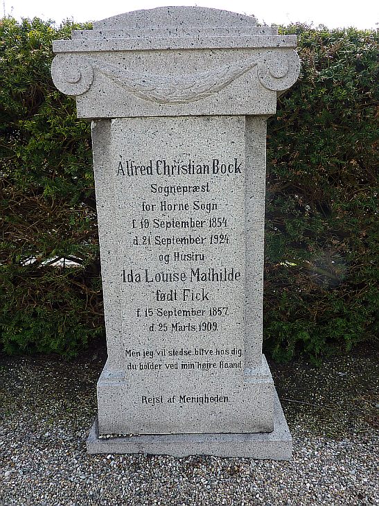 R2375 Alfred Christian Bock's gravsten på Horne kirkegård