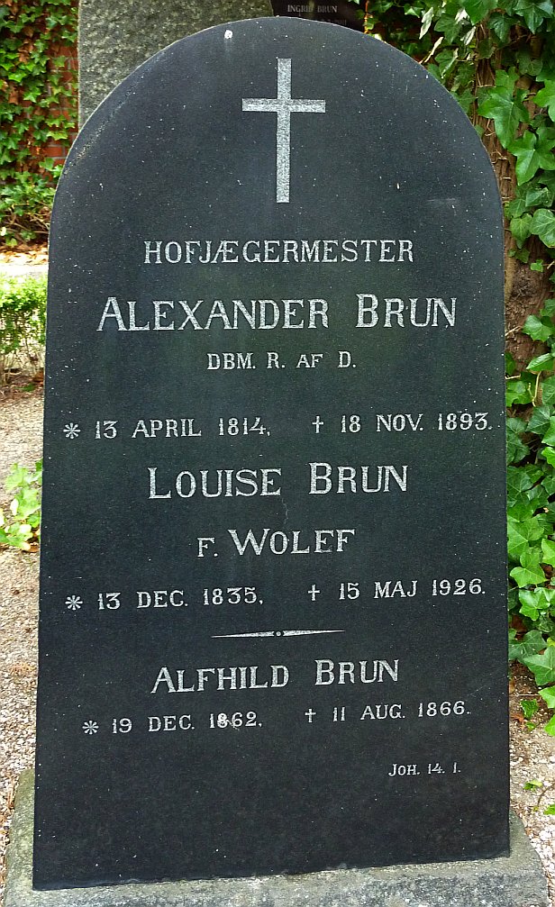 Gravsten over R3133 Alfhild Brun og forældrene R3130 Alexander Brun og R668 Louise Wolff på Humlebæk kirkegård.
